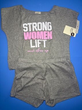 NWT Large Free Kisses Gray Graphic Top with Pink & White Lettering